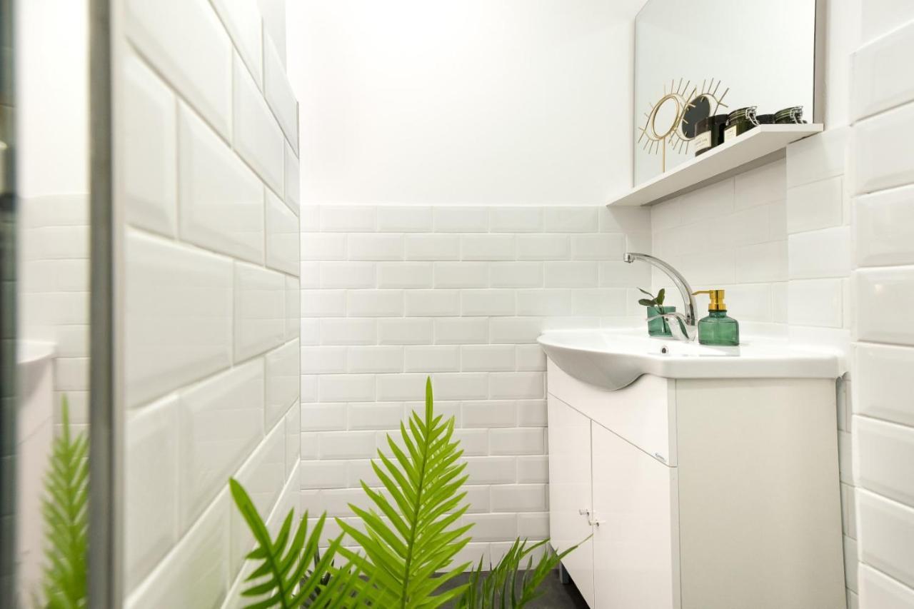 Cozy 1Br Escape - Apartment With Charming Balcony Near Universitate ブカレスト エクステリア 写真