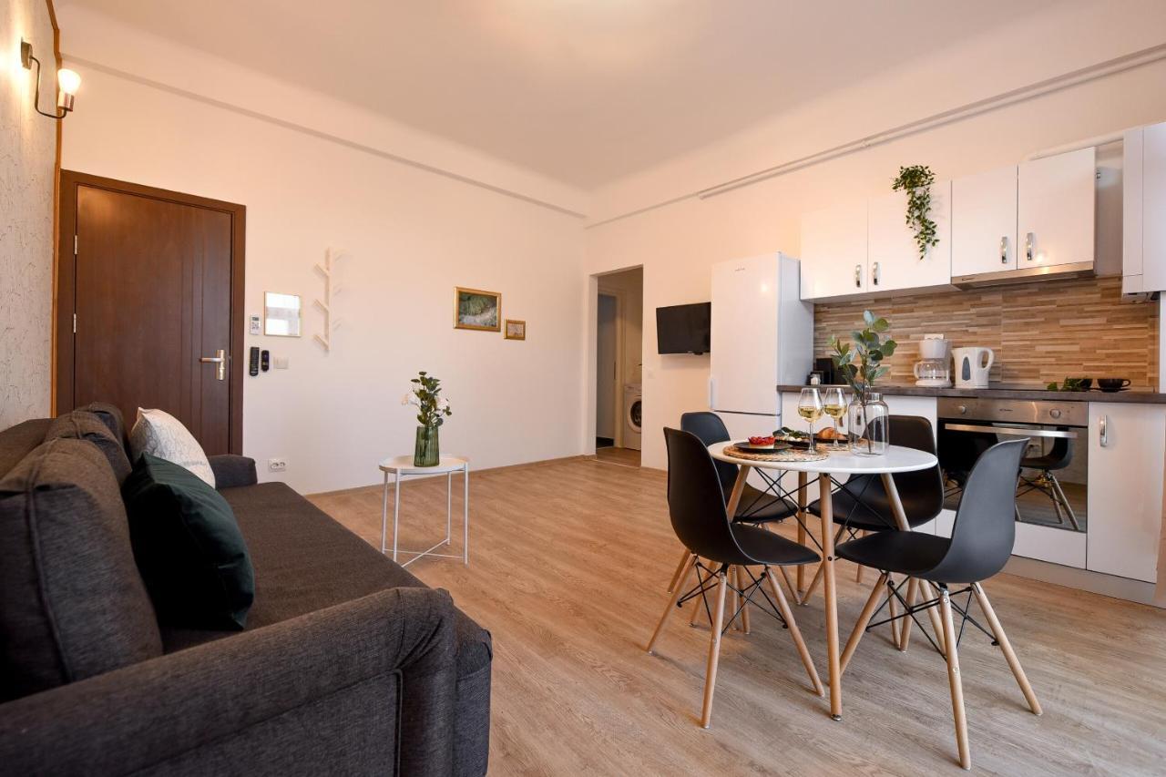Cozy 1Br Escape - Apartment With Charming Balcony Near Universitate ブカレスト エクステリア 写真