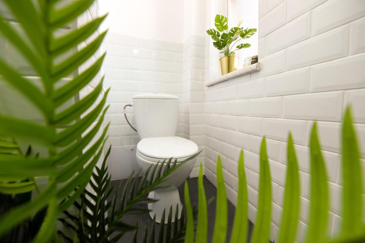 Cozy 1Br Escape - Apartment With Charming Balcony Near Universitate ブカレスト エクステリア 写真
