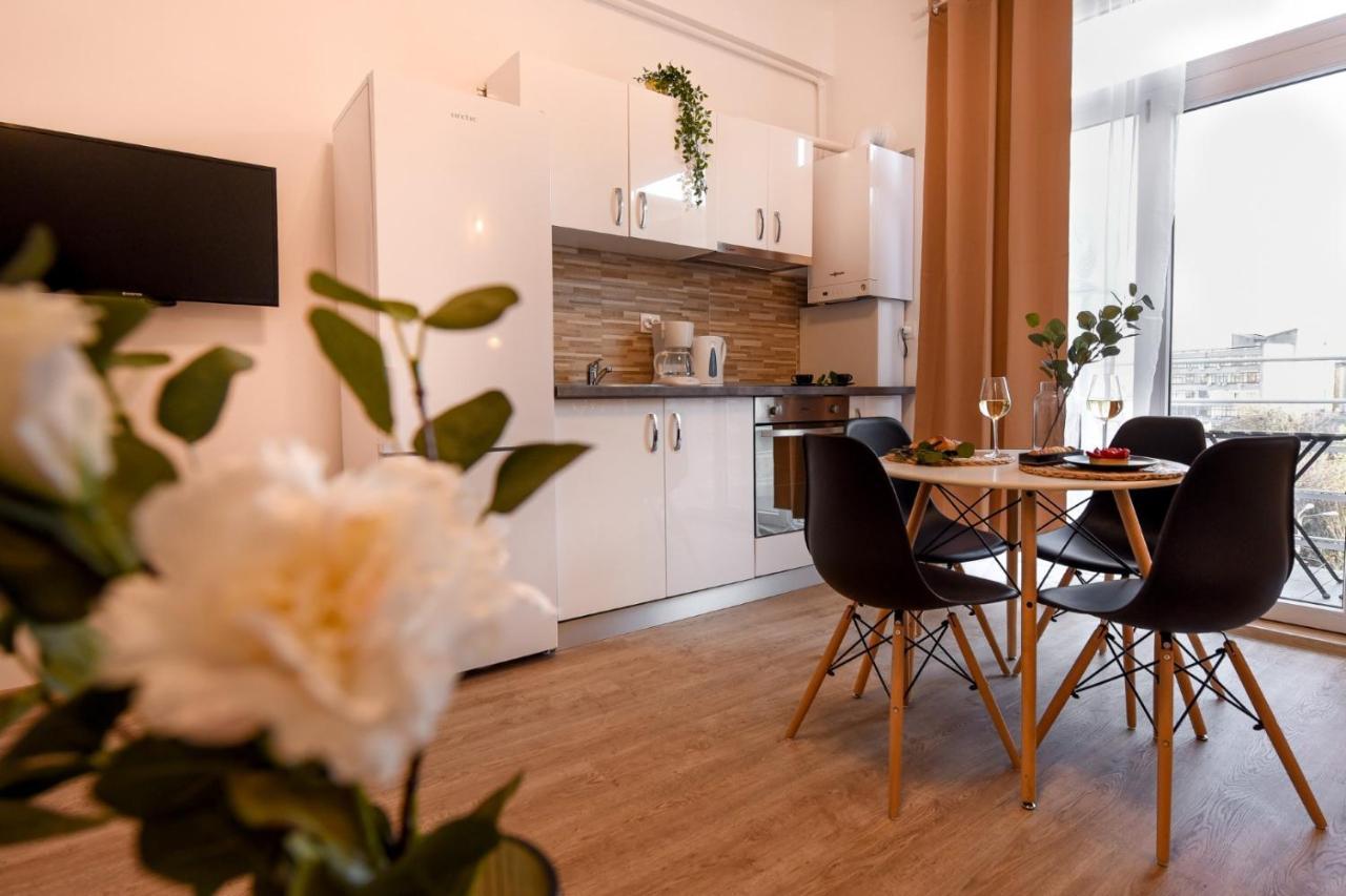 Cozy 1Br Escape - Apartment With Charming Balcony Near Universitate ブカレスト エクステリア 写真