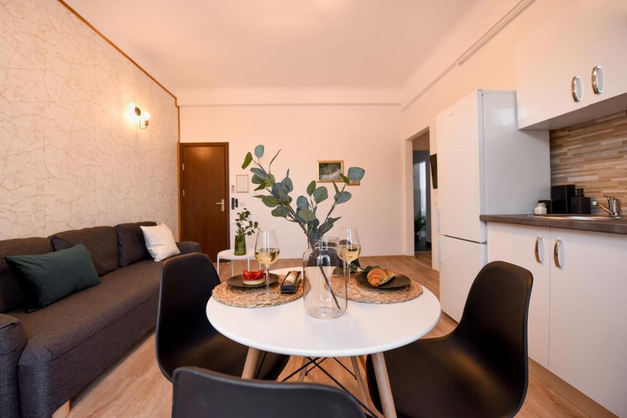 Cozy 1Br Escape - Apartment With Charming Balcony Near Universitate ブカレスト エクステリア 写真
